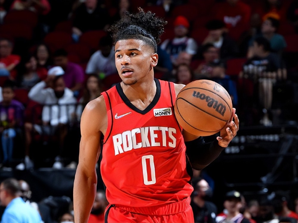  詹姆斯三双助湖人险胜马刺  